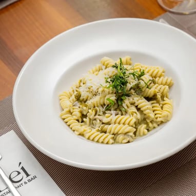 FUSILLI MIT PILZEN UND PESTO